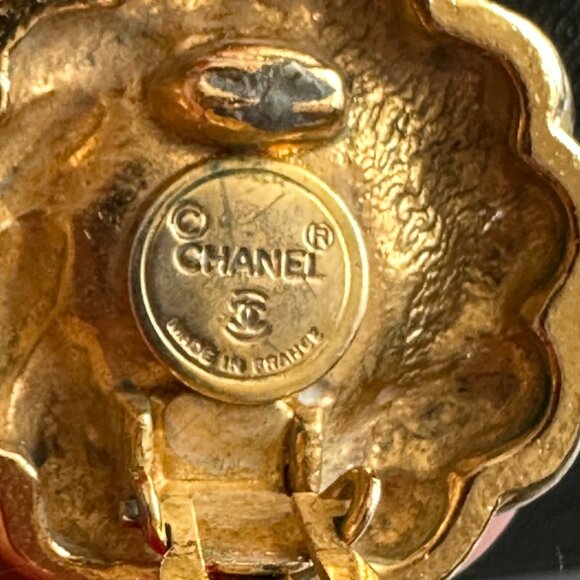 PREOWNED Chanel Vintage Gold-Plated Faux Pearl Clip On Earrings (with Box) - Picture 2 of 8